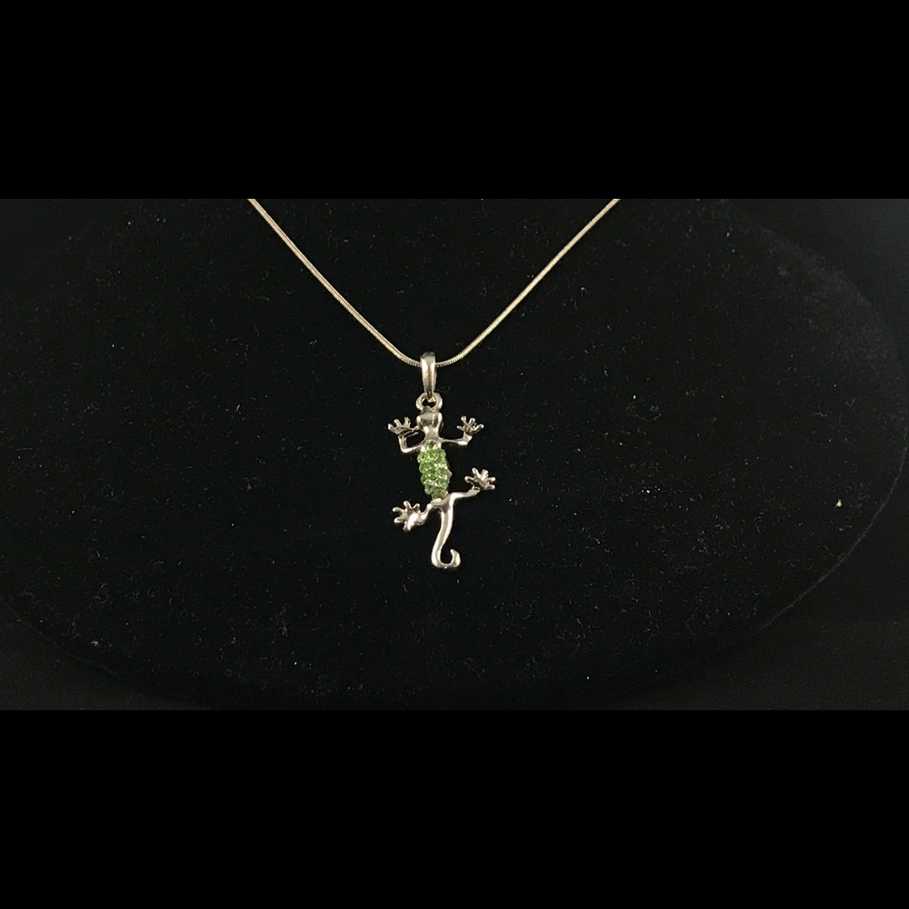 Deep green “stuck on you” gecko pendant & necklace - Picture 4 of 7